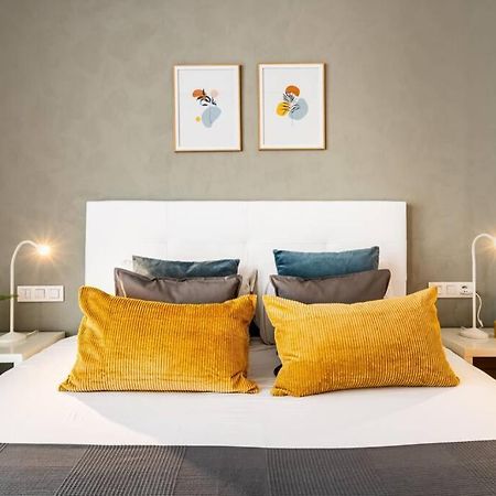 Lodging Apartments Monumumental Free Parking Барселона Екстериор снимка