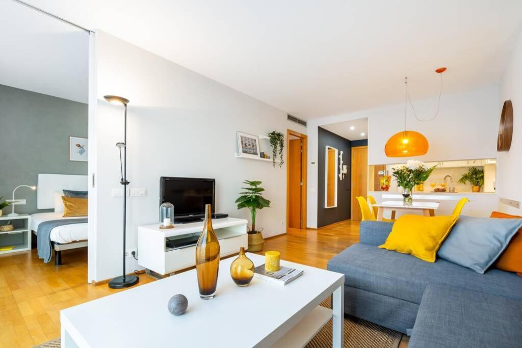 Lodging Apartments Monumumental Free Parking Барселона Екстериор снимка