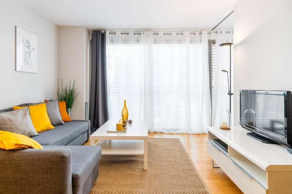 Lodging Apartments Monumumental Free Parking Барселона Екстериор снимка