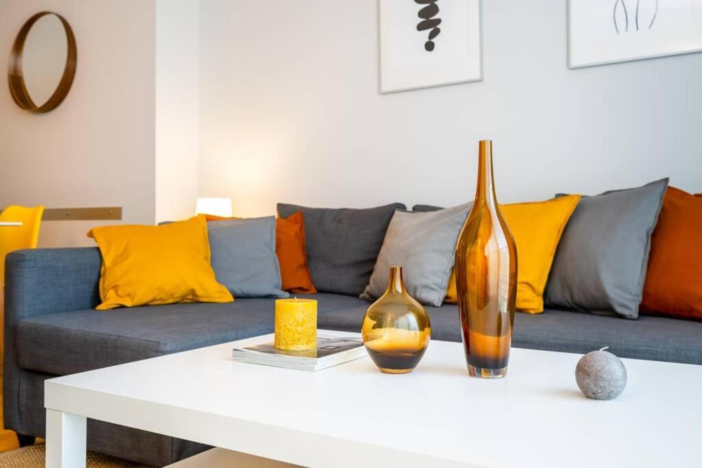 Lodging Apartments Monumumental Free Parking Барселона Екстериор снимка