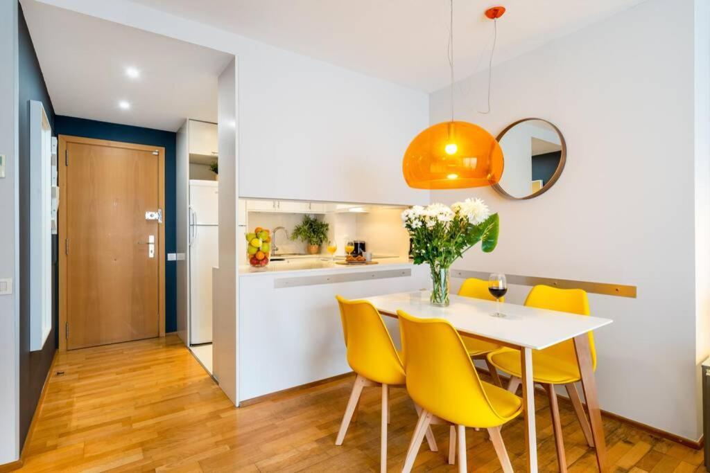 Lodging Apartments Monumumental Free Parking Барселона Екстериор снимка