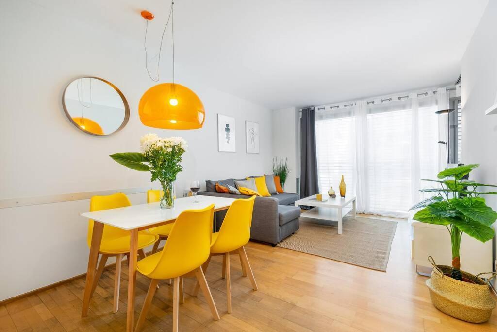 Lodging Apartments Monumumental Free Parking Барселона Екстериор снимка