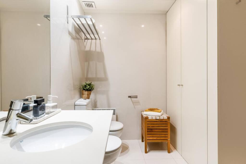 Lodging Apartments Monumumental Free Parking Барселона Екстериор снимка