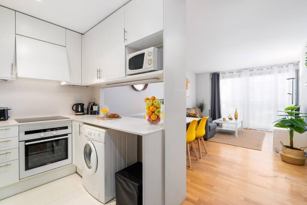 Lodging Apartments Monumumental Free Parking Барселона Екстериор снимка