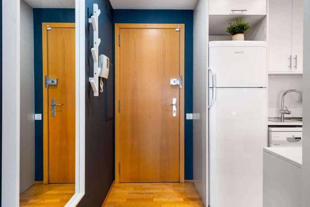 Lodging Apartments Monumumental Free Parking Барселона Екстериор снимка