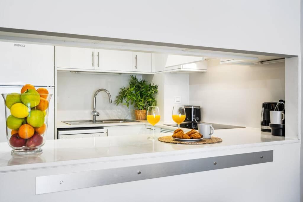 Lodging Apartments Monumumental Free Parking Барселона Екстериор снимка