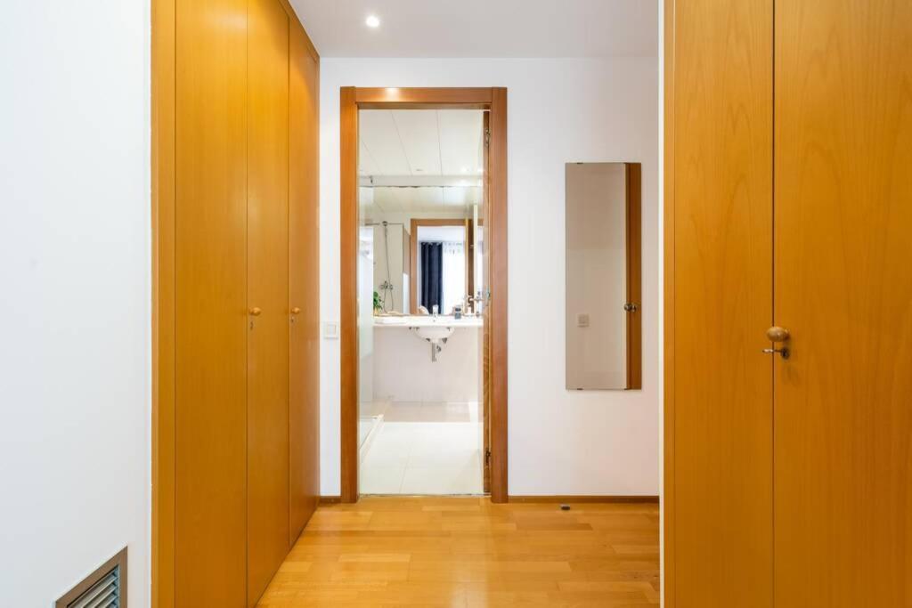 Lodging Apartments Monumumental Free Parking Барселона Екстериор снимка