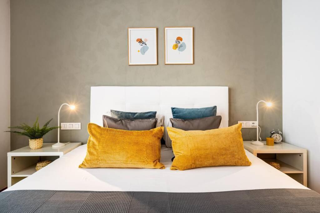 Lodging Apartments Monumumental Free Parking Барселона Екстериор снимка