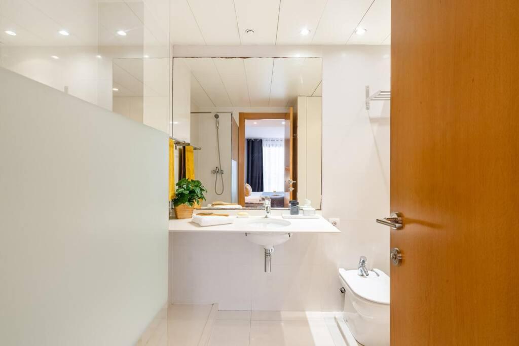 Lodging Apartments Monumumental Free Parking Барселона Екстериор снимка